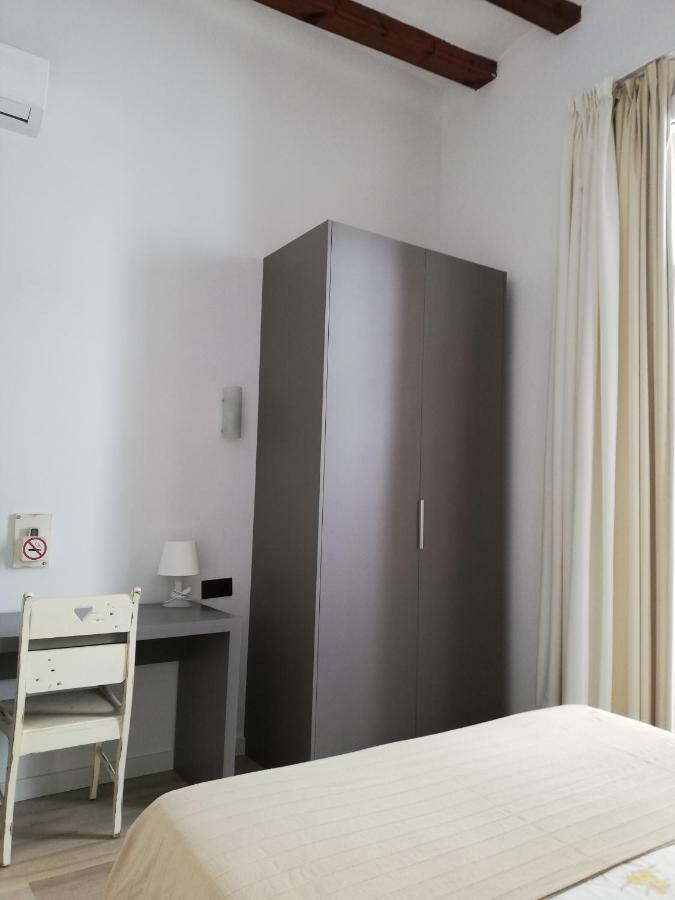 Hostal Parellades 锡切斯 外观 照片