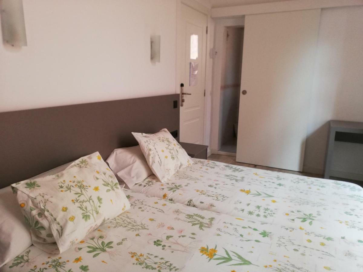 Hostal Parellades 锡切斯 外观 照片